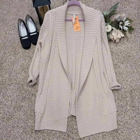 3308 Size XL Leo & Nicole Tan Cardigan Sweater. - Picture 1 of 7